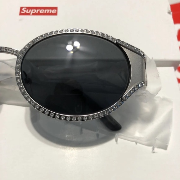 Supreme - Picture 8 of 12